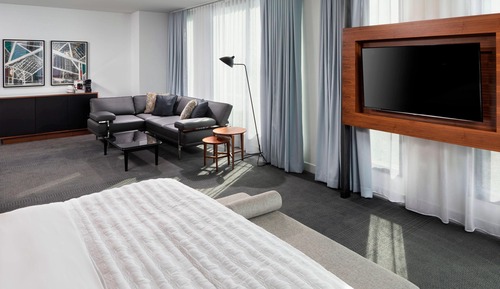 Suite Deluxe, 1 chambre, vue ville (Mobility/Hearing Access, Roll-In Shwr)