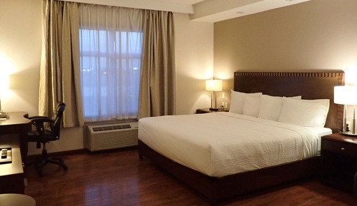 Chambre, 1 très grand lit, accessible aux personnes à mobilité réduite, non-fumeurs