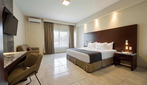 Suite Affaires, 1 très grand lit et 1 canapé-lit, bain à remous (Suite Cam King tina de hidromasaje)