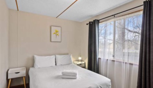 Cabane Standard (Standard Cabin - Sleeps 4 )
