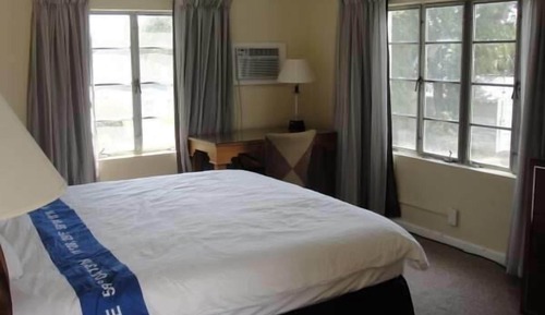 Chambre Standard, 1 très grand lit, réfrigérateur et four à micro-ondes