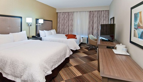 Chambre, 2 grands lits, réfrigérateur et four à micro-ondes