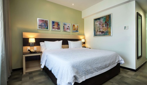 Chambre, 1 très grand lit, accessible aux personnes à mobilité réduite, non-fumeurs