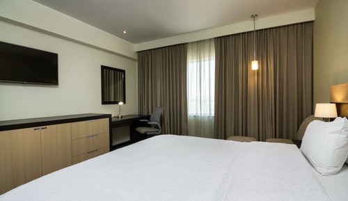 Chambre, 1 très grand lit, réfrigérateur