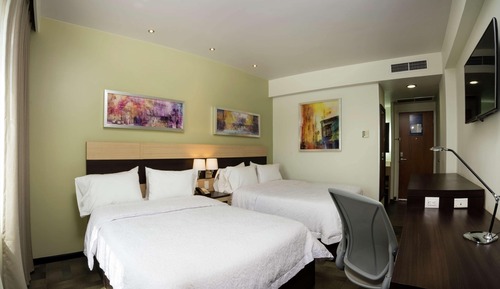 Chambre, 2 lits doubles, réfrigérateur