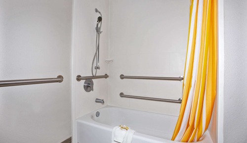 Chambre, 1 très grand lit, non-fumeurs (Mob,Hear,Tub w/Grab Bars,Countryside)