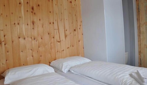 Chambre avec lits jumeaux, salle de bains commune