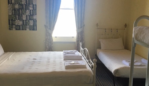 Chambre Familiale, salle de bains commune