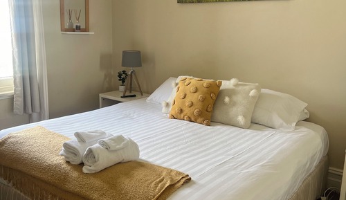 Chambre Double, 1 grand lit, salle de bains commune