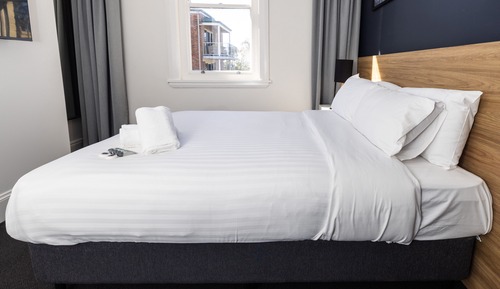 Chambre Double, 1 grand lit (Queen Room w/ Breakfast)