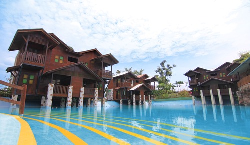 Chambre Panoramique, balcon, vue piscine (Kampung House)