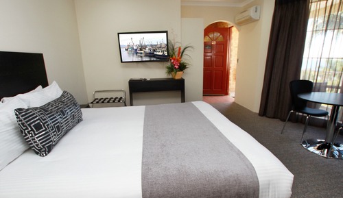 Chambre Exécutive, 1 très grand lit, baignoire à jets, vue partielle sur l'océan