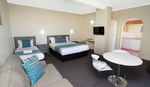 Chambre Exécutive avec lits jumeaux, plusieurs lits, vue partielle sur l'océan