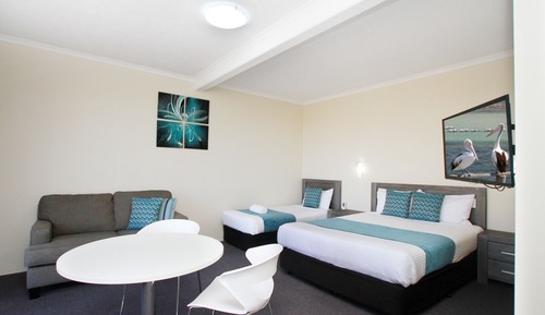 Chambre Deluxe avec lits jumeaux, plusieurs lits, vue partielle sur la mer