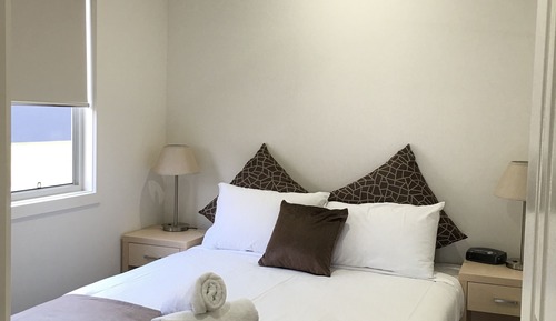 Cabane « Premier », 2 chambres, accès piscine, vue piscine
