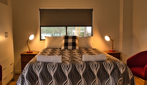 Chambre Double Standard, 1 grand lit, salle de bains attenante
