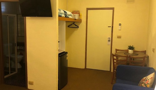 Chambre, plusieurs lits, vue colline