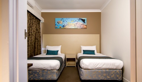 Chambre Familiale, 2 chambres, coin cuisine (1 queen and 2 single beds)