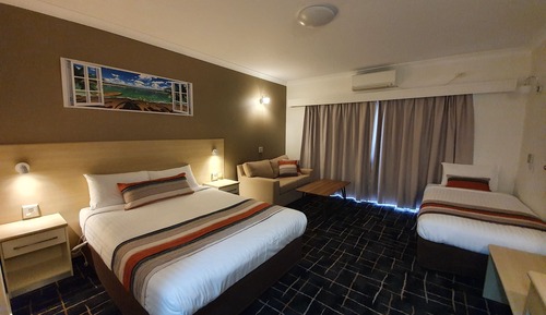 Chambre Deluxe avec lits jumeaux, coin cuisine (1 queen and 1 single bed)