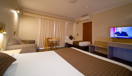 Chambre Standard avec lits jumeaux, coin cuisine (1 queen and 1 single bed)