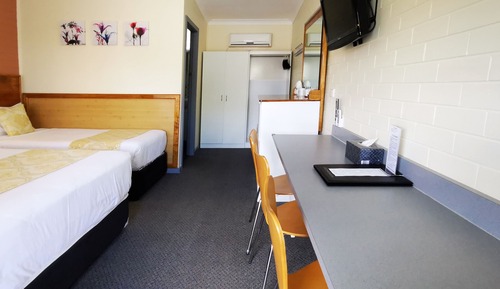Chambre avec lits jumeaux, salle de bains privée, rez-de-chaussée