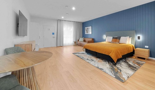 Chambre, 1 très grand lit, accessible aux personnes à mobilité réduite (Communications, Mobility)