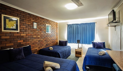 Chambre Familiale (Motel Room)
