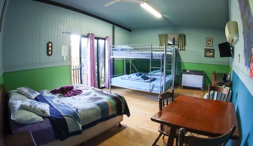 Cabane Familiale (Cabin 1)