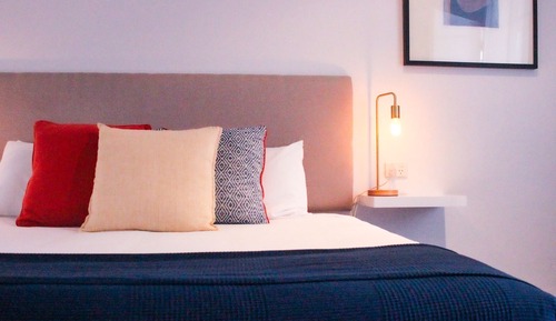 Chambre Standard, 1 très grand lit, balcon