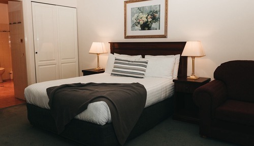 Chambre Double Deluxe, 1 grand lit, coin cuisine, côté cour intérieure