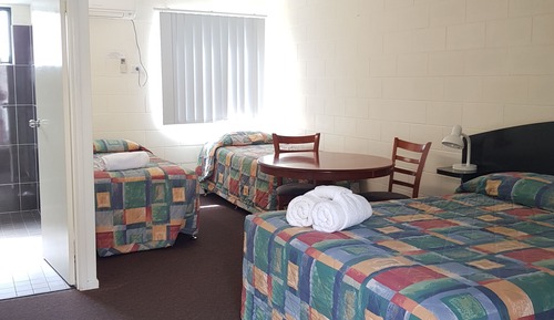 Chambre Familiale Double ou avec lits jumeaux, plusieurs lits, réfrigérateur et four à micro-ondes