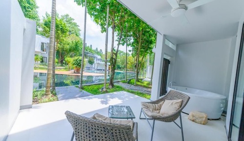 Grand Jacuzzi Pool Access