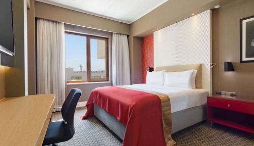Chambre, 1 très grand lit, accessible aux personnes à mobilité réduite (Mobility,Roll-In Shower)