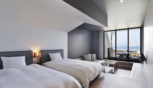 Chambre (Lodge, Check in at Port Area)