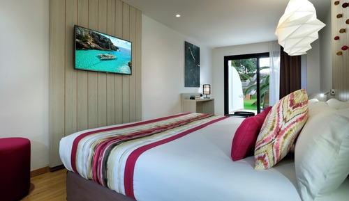 Chambre Supérieure, en bord de piscine