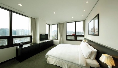 3-Bedroom Deluxe Apartment with Kitchen:Extra person (over 6-year-old) will be charged upon check-in