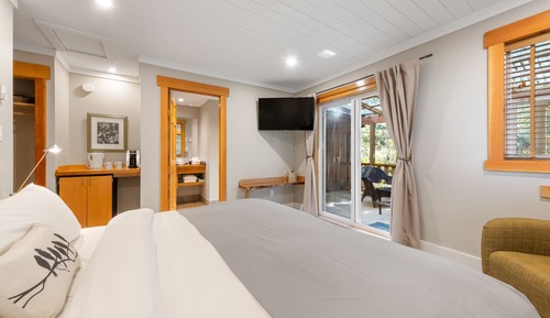 Chambre, 1 très grand lit (Forest View and Meals Included)
