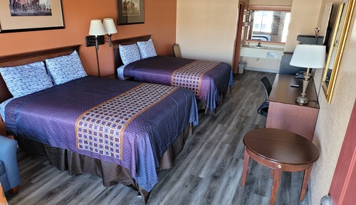 Chambre Standard, 2 grands lits, réfrigérateur et four à micro-ondes