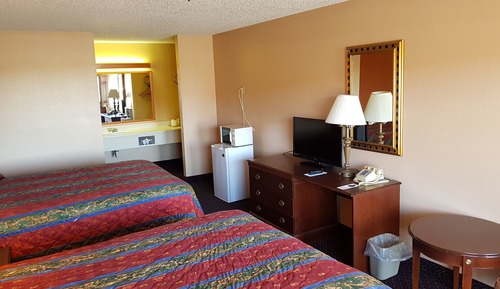 Chambre Standard, 2 grands lits, fumeurs, réfrigérateur et four à micro-ondes