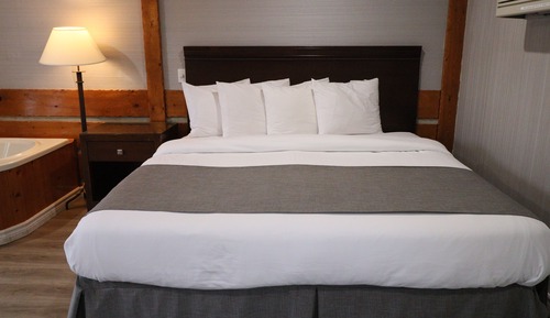 Suite Junior, 1 grand lit et 1 canapé-lit, baignoire à jets, vue lac