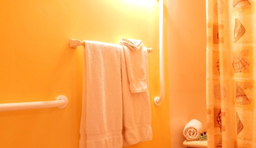 Chambre Classique, 1 grand lit, accessible aux personnes à mobilité réduite, vue jardin