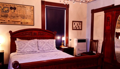 Chambre Classique, 1 grand lit, cheminée, vue jardin