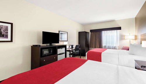 Chambre Standard, 2 grands lits, accessible aux personnes à mobilité réduite, baignoire