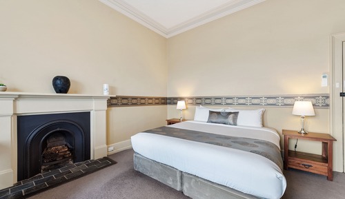 Chambre Supérieure, 1 très grand lit, baignoire, vue ville