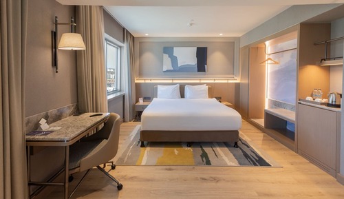 DELUXE KING ROOM WITH GARDEN VIEW