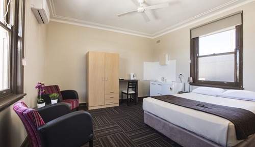 Chambre Économique, 1 lit double, salle de bains commune