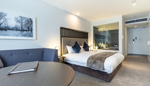 Chambre Supérieure, non-fumeurs (Superior Hotel Room, Lower Ground)