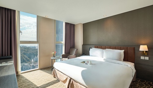 Hollywood Double with City View