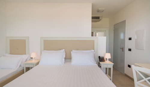 Chambre Triple (Front Sea View (2+1))