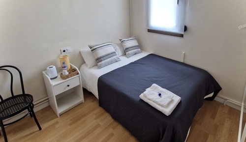 Chambre Simple Économique, salle de bains commune